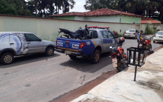 Moto estava descaracterizada, pintada de preto. 