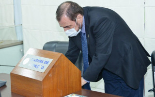 Deputado votando para escolha do presidente e vice da comissão.