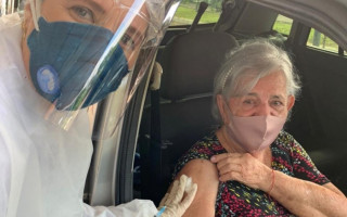 Rita Bonfim Coelho, de 85 anos, foi vacinada contra Covid-19 nesta quinta-feira (11) em Palmas.