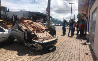 Veículo capotou em esquina de frente ao Hospital Regional de Araguaína. 