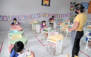 Todas as medidas de segurança estão sendo garantidas desde a recepção das crianças na porta da instituição.