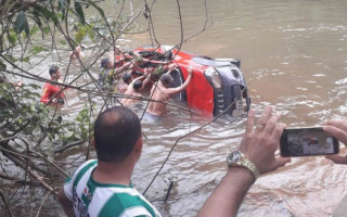 Veículo sendo retirado do rio.