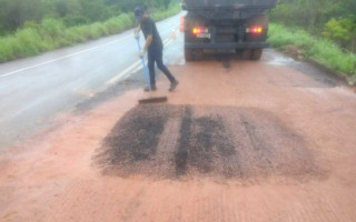O bueiro danificado pelas chuvas foi corrigido e a pavimentação recomposta provisoriamente.