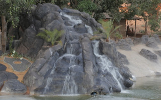 A cachoeira ainda conta com iluminação em led que, a cada mês, ganhará uma cor diferente