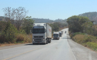 Determinação orienta que a empresa se abstenha de dar saída de mercadorias a veículos com excesso de peso nas rodovias.