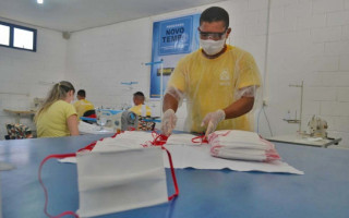 Fábrica de máscara na Unidade Penal de Palmas que inaugurou o Programa Novo Tempo.