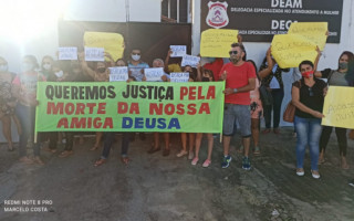 Familiares e amigos da empresária realizaram manifestação em frente a Delegacia.