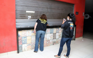 Um dos estabelecimentos foi flagrado com excesso de público, desobedecendo as regras de distanciamento entre os clientes.