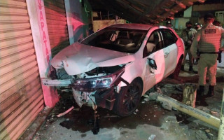 Carro colidiu na residência após condutor perder controle do veículo.