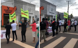 Manifestação ocorreu em frente ao gabinete do prefeito Wagner Rodrigues . 