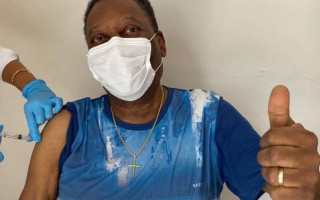 Pelé foi vacinado nesta terça-feira contra a Covid-19.