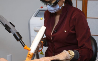 Para a angiologista, Nayara Costa, diversos fatores podem levar ao aparecimento de varizes.