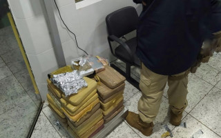  Os 52,6 kg de maconhas estavam embalados como se fossem presentes. 