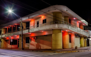 Iluminação especial foi realizada em homenagem ao Dia da Mulher.