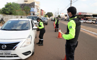 Durante a ação, foram distribuídos panfletos educativos aos motoristas.