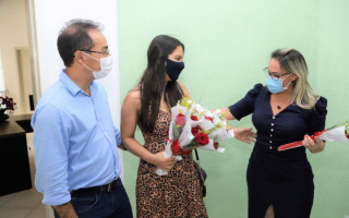 Prefeito Wagner Rodrigues e primeira-dama, Ana Paula Lopes, na Secretaria de Assistência Social e Habitação.