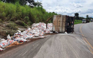 A carga de sal ficou espalhada pela pista, nas proximidades de Dianópolis.