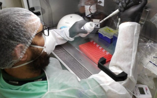 Pesquisador da UFT analisando amostras de coronavírus
