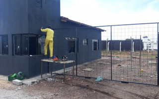 O canil do Núcleo de Operações com Cães foi construído com blocos de concreto fabricados por custodiados.