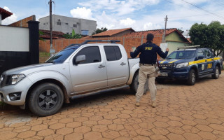 Após verificação, o veículo foi apreendido pela PRF.