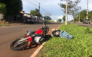 Motocicleta foi parar a 10 metros do local do acidente.