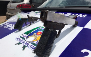 Armas encontradas no carro dos suspeitos. 