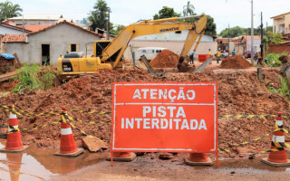 Pontes existentes no caminho da nova avenida estão sendo demolidas