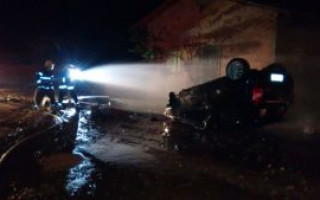 Bombeiros controlaram as chamas por volta da meia noite.
