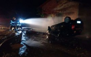 Bombeiros controlaram as chamas por volta da meia noite.