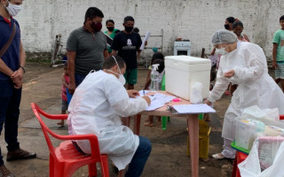 Além das crianças, cinco adultos também receberam vacina e atualização do cartão.