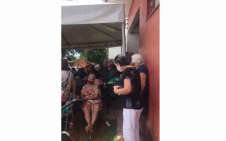 Idosos aguardam fichas para receber vacinação contra a covid. 