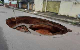 Cratera se abriu na rua dos Jatobás. 