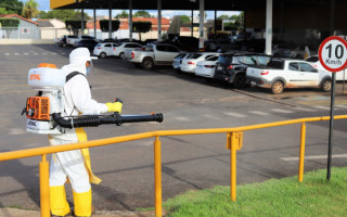 Desinfecção é realizada em locais com grande fluxo de pessoas.