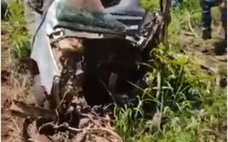 Carro de passeio teve motor arrancado pelo impacto da batida