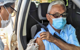 Fenelon Barbosa recebe primeira dose da vacina contra a Covid-19.