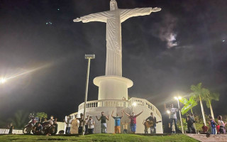 Momento de oração foi realizado na noite desta segunda-feira, 22.