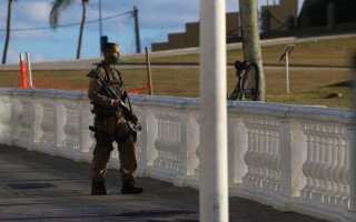Policial militar estava armado e efetuou disparos para cima no Farol da Barra, em Salvador.