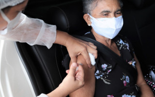As primeiras doses para o novo público de idosos serão aplicadas no sistema drive-thru.