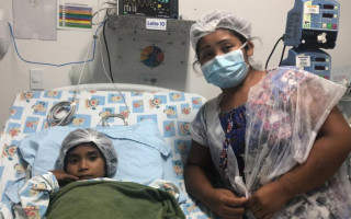 Alice, paciente, e sua mãe Aline.