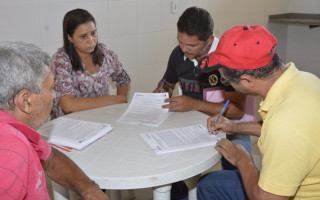 Comerciantes da Feirinha assinam contrato para iniciar vendas em prédio provisório