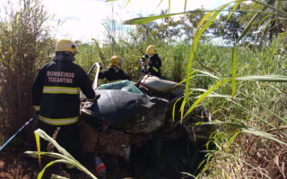 Corpo da vítima ficou preso às ferragens e foi resgatado pelos Bombeiros.