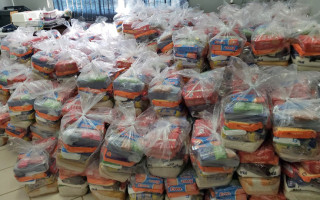 Kits de alimentos foram entregues para mototáxistas, frentistas e entidades religiosa