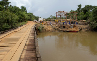 Ponte nova está sendo construída bem ao lado da velha ponte de madeira, por onde flui o trânsito atualmente