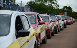 Fila de carros para realizar a prova de direção para obter a CNH.