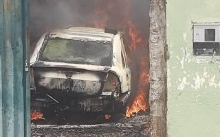 Carro foi consumido pelas chamas. 