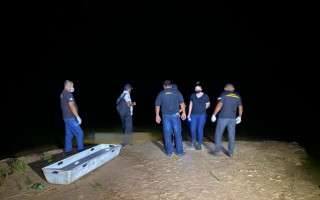 Amigos da família encontraram o corpo por volta das 3h da madrugada desta terça.  