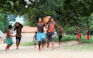 A Corrida da Tora está presente em todas as festividades dos Krahô e também de outros povos.
