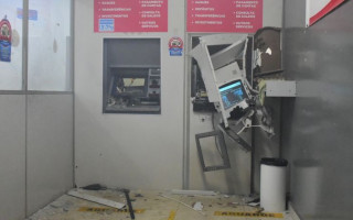 Bandidos explodiram os dois únicos caixas eletrônicos da agência do Bradesco.