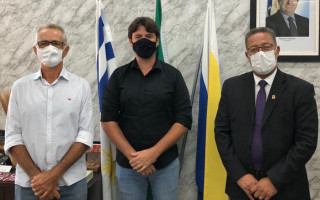 Secretário Tom Lyra e o diretor executivo da Carlettos, Daniel Rodrigues, assinam o contrato de concessão de benefícios fiscais.