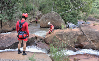 Local com muitas pedras e correntezas aumenta risco para banhistas.